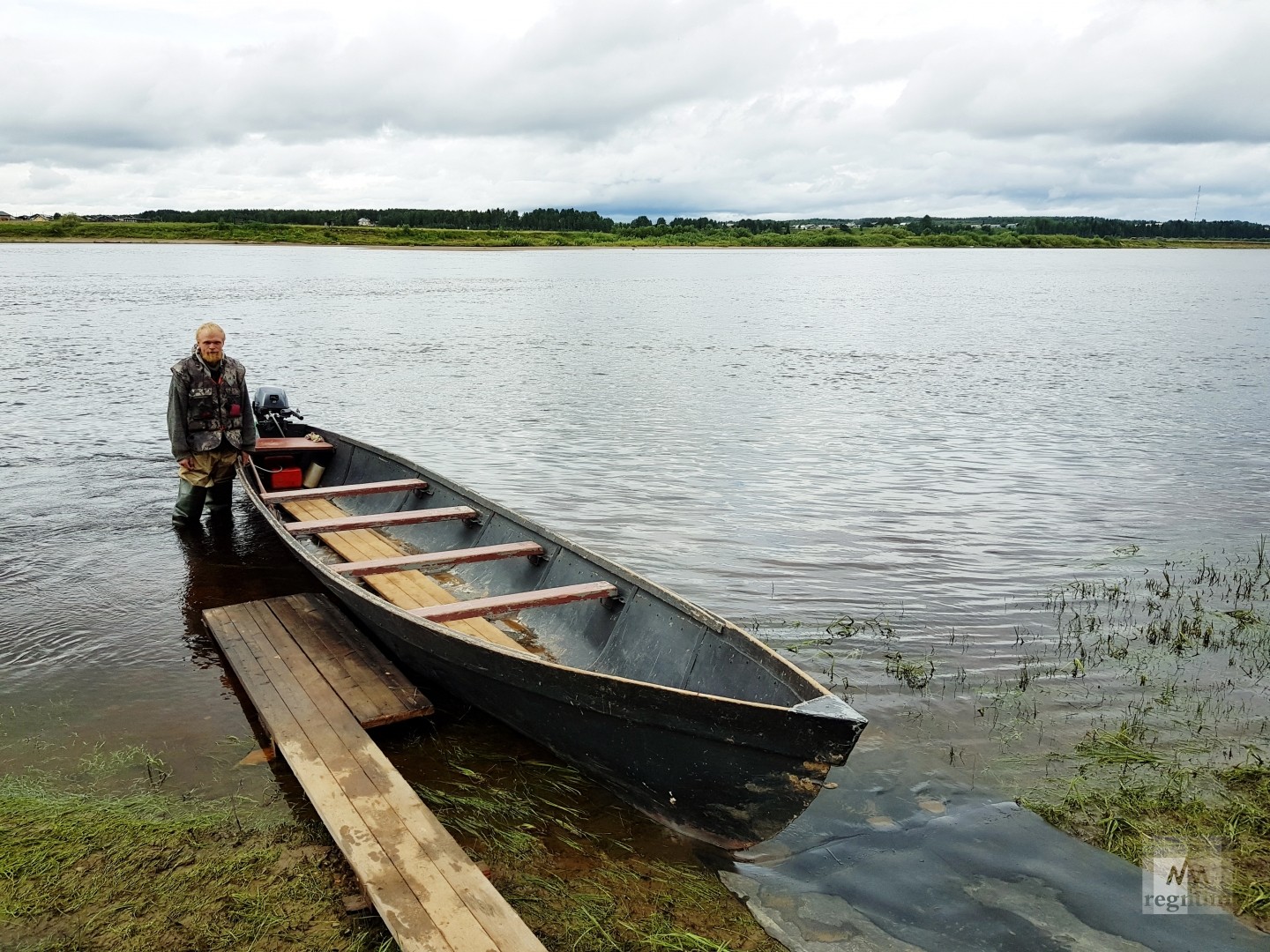 К Артемиево-Веркольскому монастырю можно добраться только на длинной и узкой как древняя долбленка моторной лодке