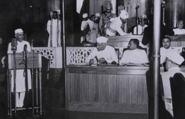 Джавахарлал Неру произносит свою речь «Свидание с судьбой» накануне первого дня независимости Индии
