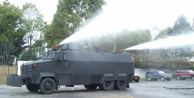 В Париже против участников акции протеста применили водомёты