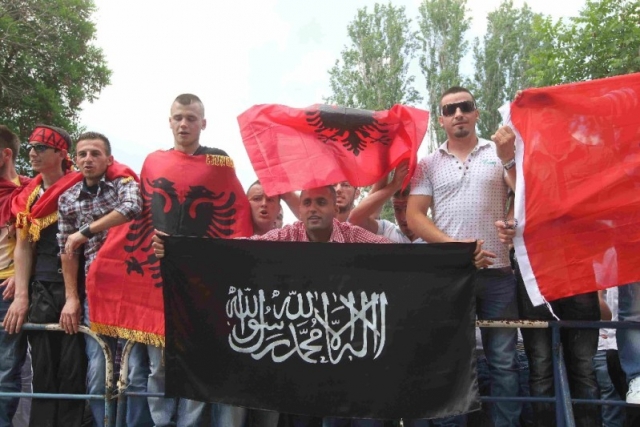 Албанские протестующие с черным флагом джихада 