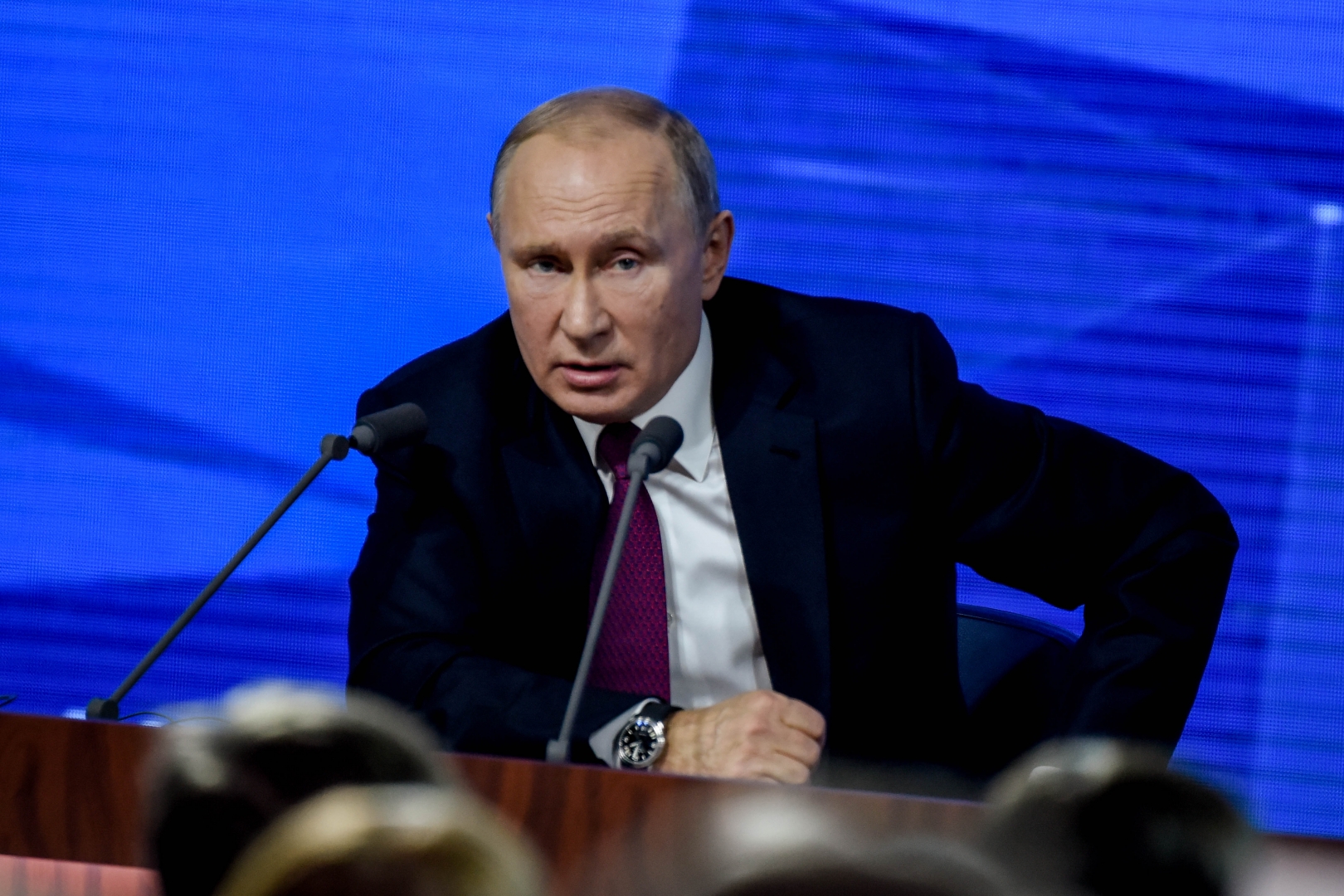 Путин потребовал защитить вклады в ценные бумаги