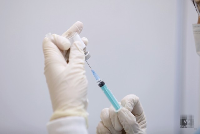 Медсестра во время вакцинации от коронавируса вакциной «Гам-КОВИД-Вак» (торговая марка «Спутник V") 