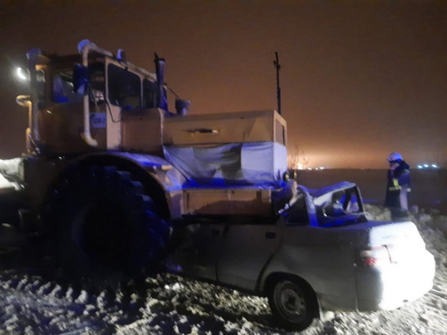 В Оренбуржье автомобиль врезался в трактор: есть жертвы