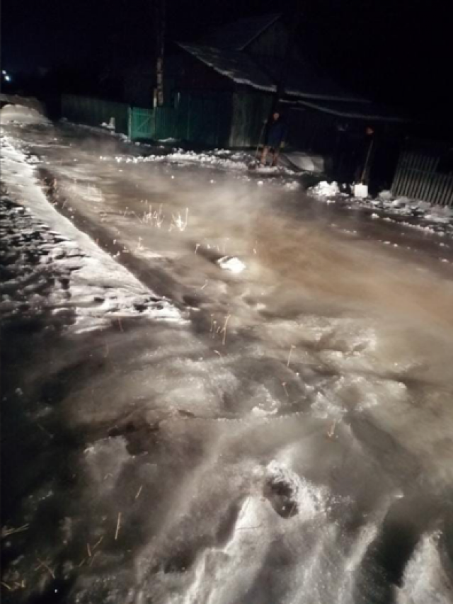 В поселке Култук Иркутской области устраняют последствия разлива наледных вод на реке Тиганчихе