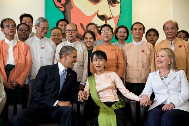 Барак Обама и Хиллари Клинтон с Аунг Сан Су Чжи и ее сотрудниками в Янгоне. Во втором ряду второй справа — Вин Мьин. 19 ноября 2012 года