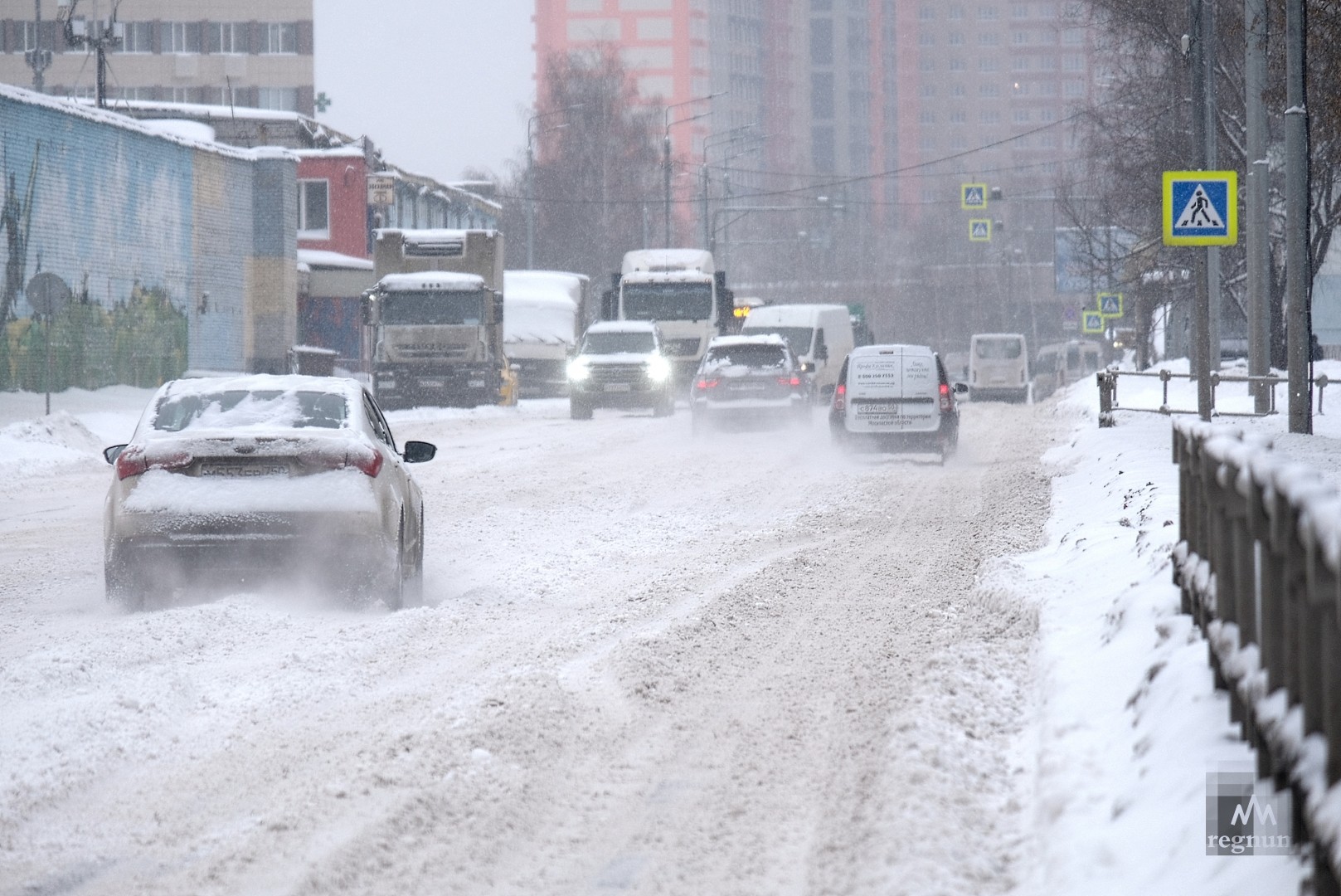 Снег и гололёд привели к восьмибалльным пробкам в Москве