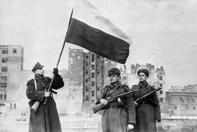 Воины Войска Польского и Советской армии перед водружением государственного флага Польши над освобожденной Варшавой. 17 января 1945