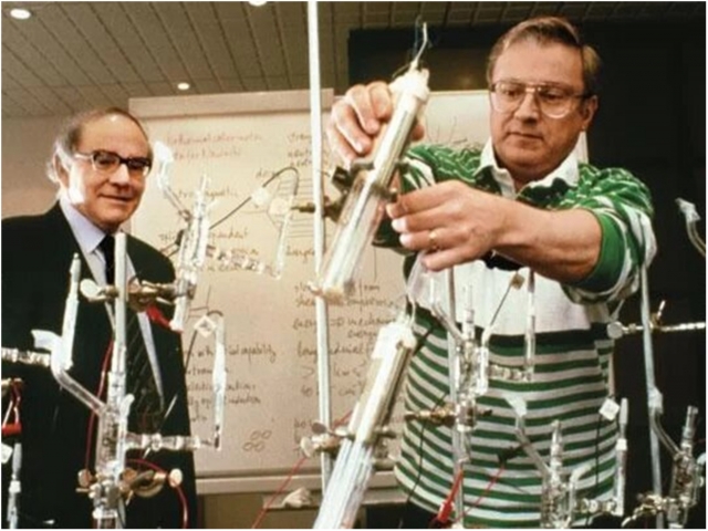 Мартин Флейшман и Стэнли Понс в лаборатории