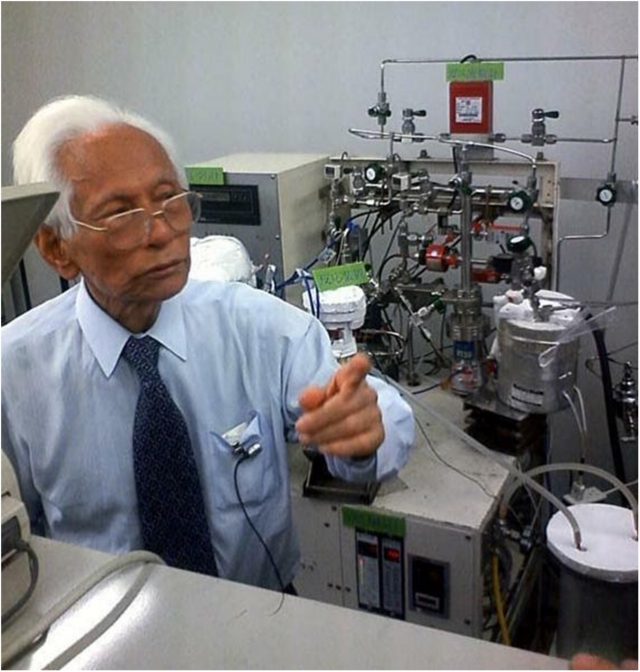 Один из отцов ядерной энергетики и пионеров исследования термоядерного синтеза Японии, заслуженный профессор Университета Осаки Ёсиаки Арата (1924–2018) рядом со своим реактором холодного синтеза