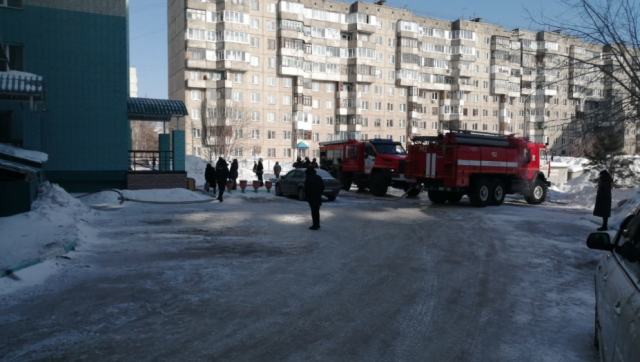 В Барнауле на пожаре в высотном доме спасли 11 человек