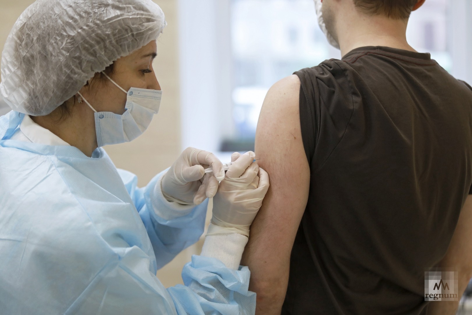 В Испании две дозы вакцины от COVID-19 получил 1 млн человек