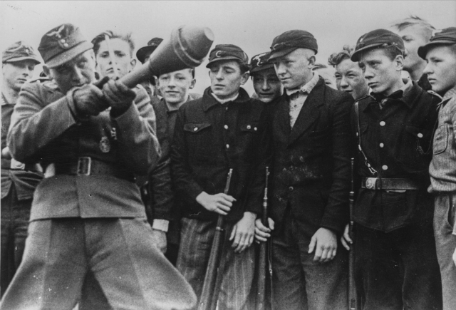 Подростков обучают стрелять фаустпатронами. 1945