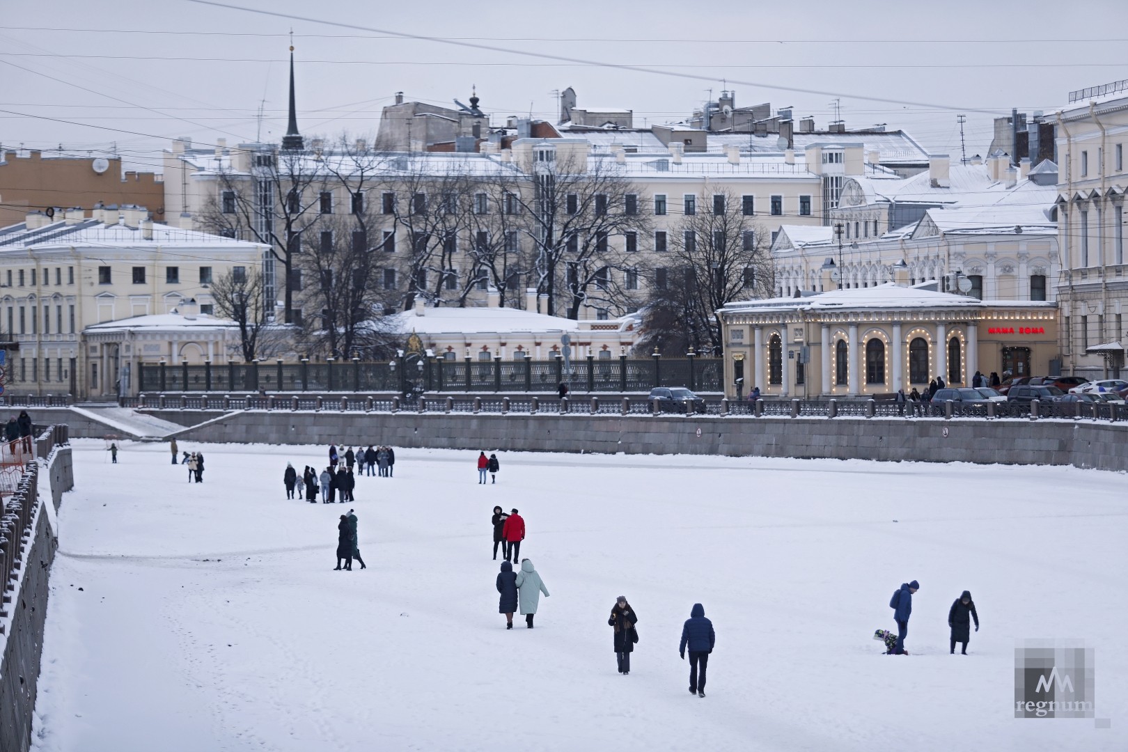 Ходи петербург. Зима СПБ 2021 Нева. Прогулки по Неве зимой СПБ. Прогулка по льду Фонтанки зимой. Люди в Питере зимой.