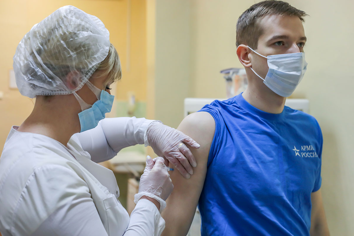 Путин поручил проверить эффективность вакцин на новых штаммах SARS-CoV-2