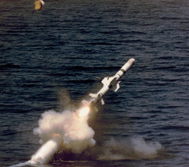 Запуск противокорабельной ракеты Harpoon с подводной лодки