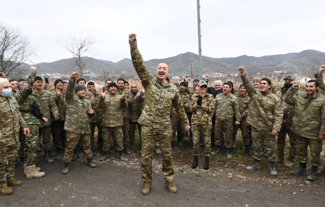 Ильхам Алиев с азербайджанскими военными 