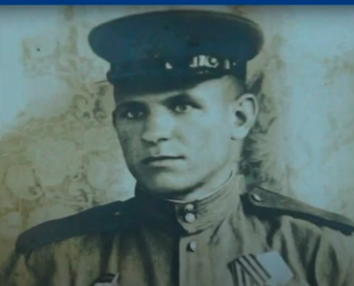 Внуку калужского фронтовика передали утерянную медаль его деда-героя