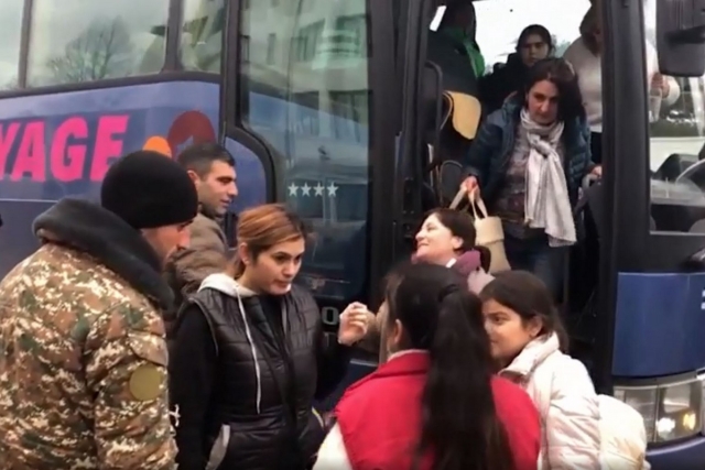 Автобусы с беженцами, возвращающимися в Нагорный Карабах с территории Республики Армения