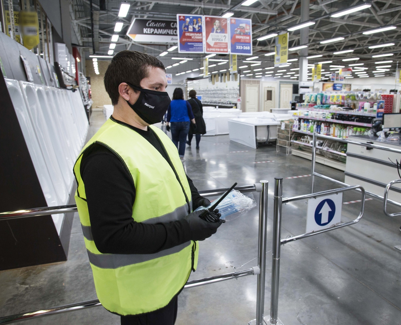 Проверки нескольких. Проверка в ТЦ. Проверка в магазине. Масочный режим в ТЦ. Полиция проверяет маски в магазине.