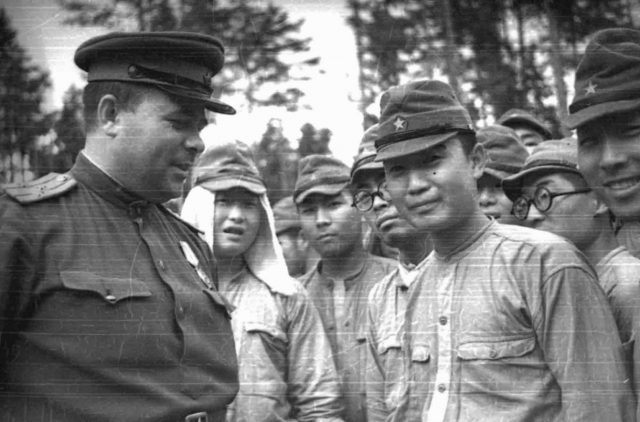 Полковник РККА с капитулировавшими солдатами 88-й японской пехотной дивизии в районе Котона на Сахалине. Август 1945 года
