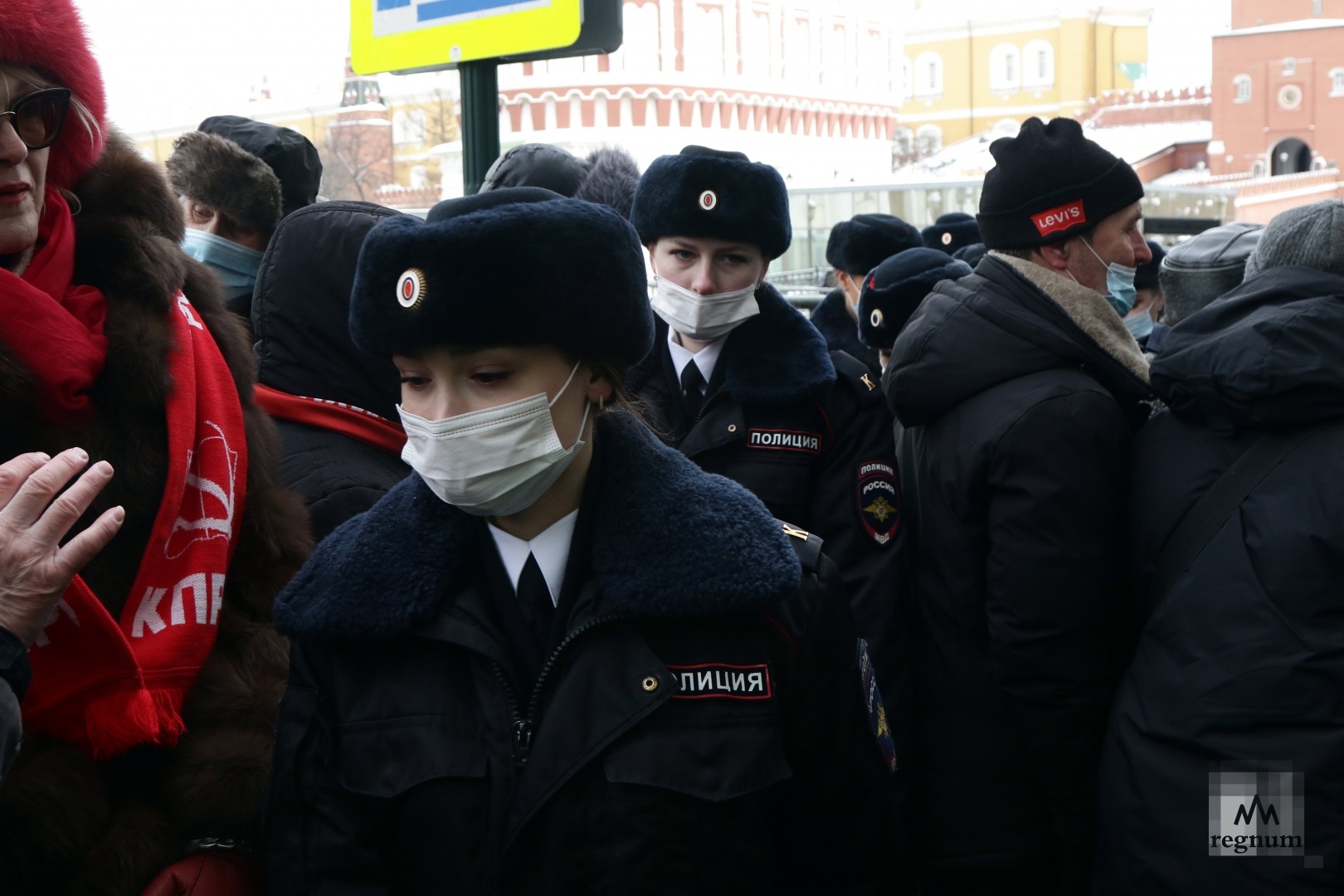 Где 23 февраля состоялся митинг народной воли. Полицейские на митинге в Москве. КПРФ митинг 23 февраля. Девушки полицейские на митинге.