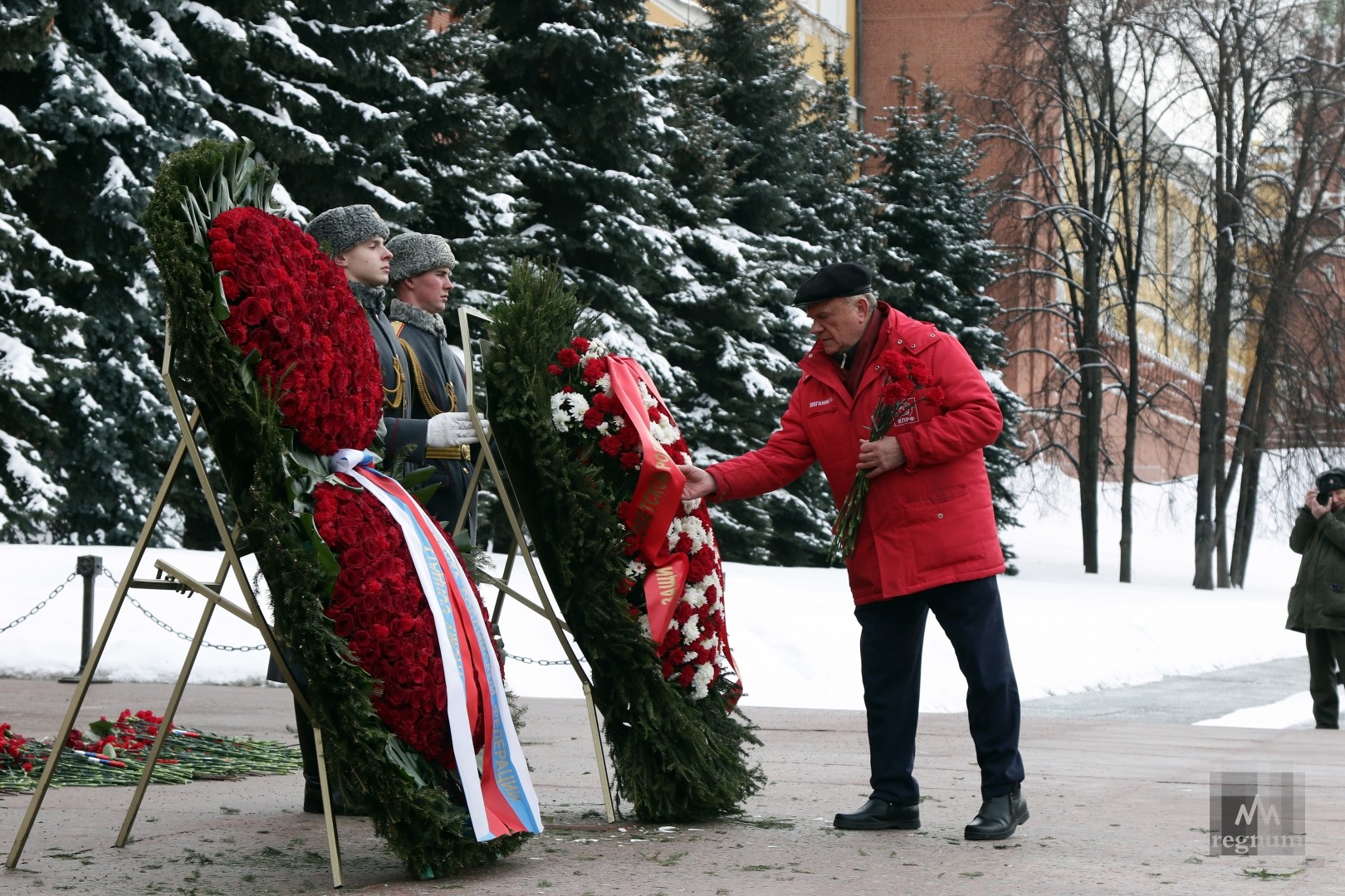 Возложение цветов к могиле неизвестного солдата фото