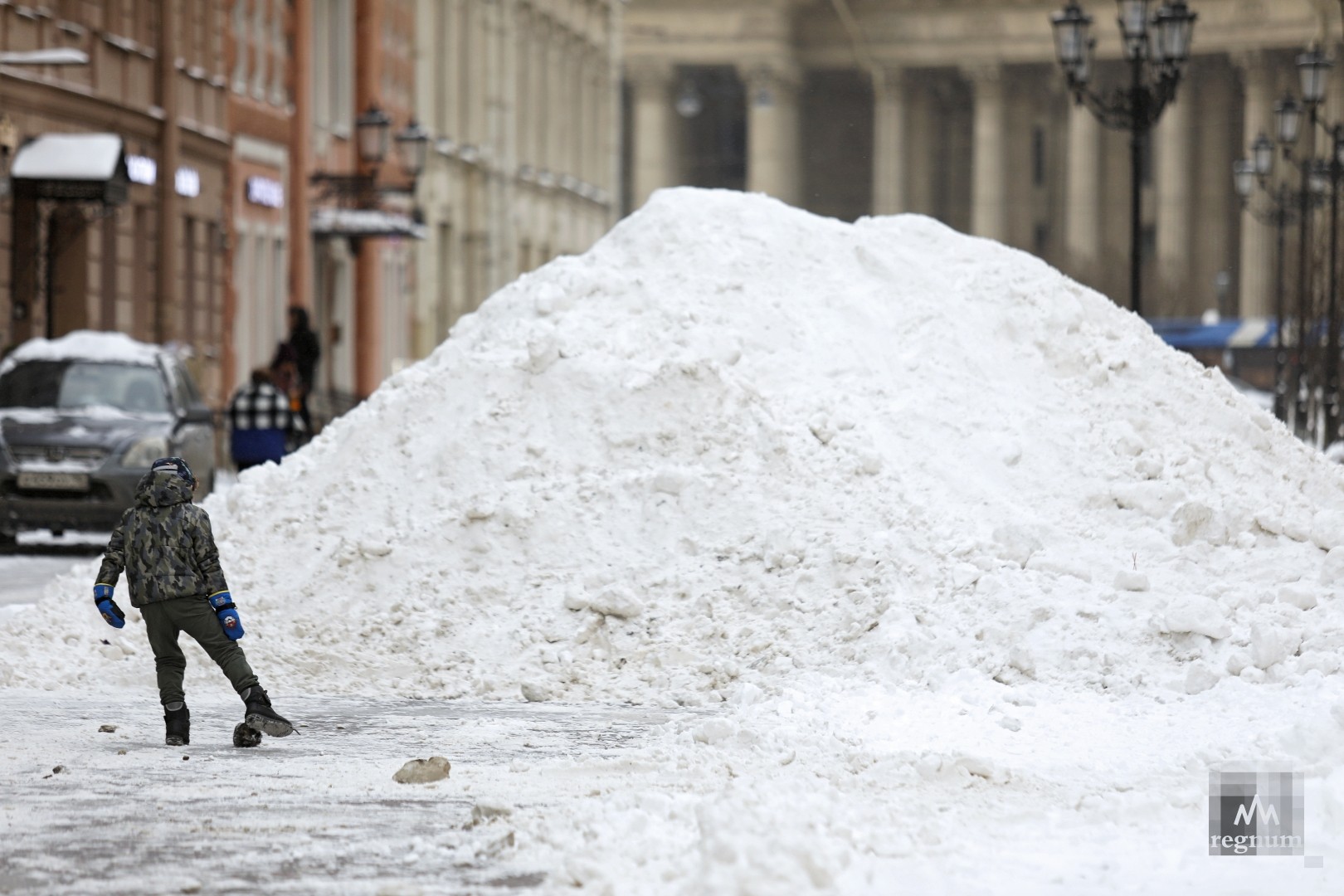 Смольный убирает снег водой в морозном Петербурге