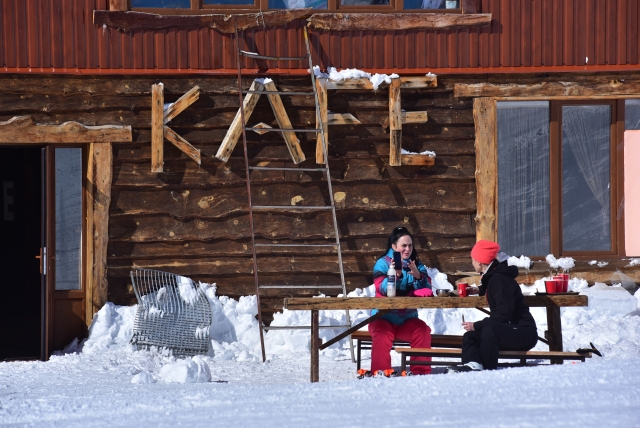 Туристы отдыхают в кафе горнолыжного курорта