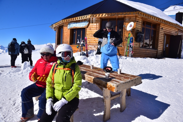 Туристы отдыхают на горнолыжном курорте Эльбруса