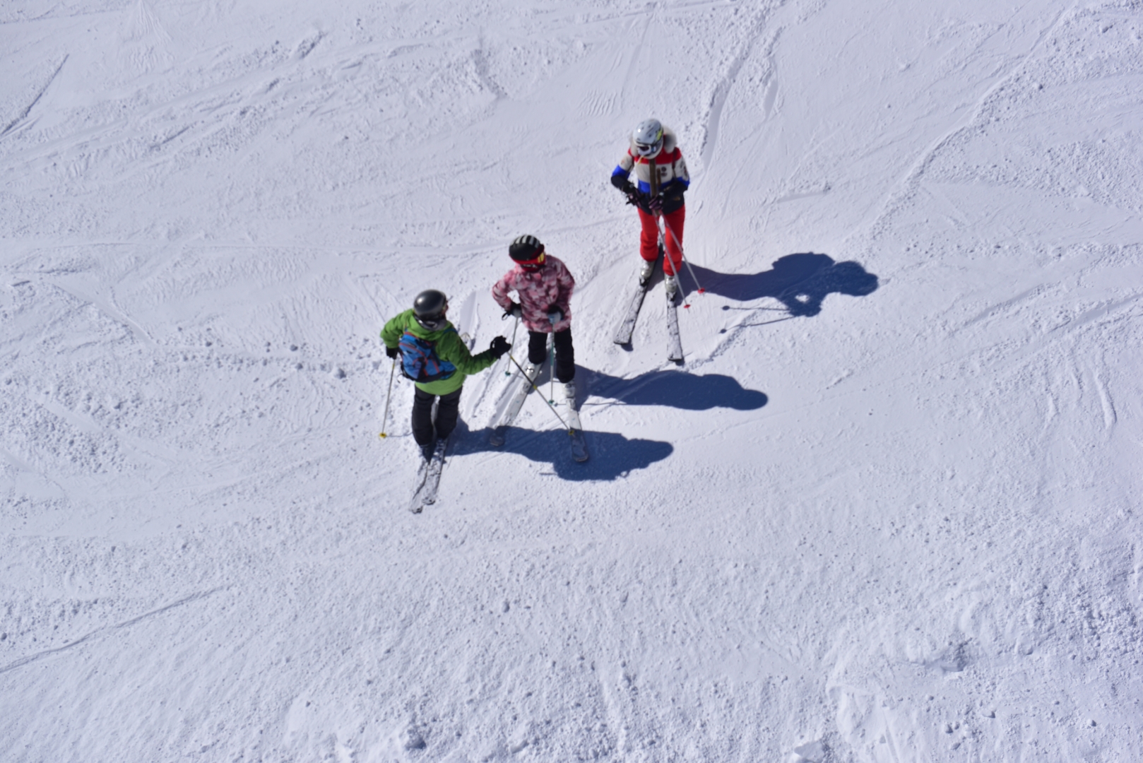 Туристы катаются по искусственным трассам, построенным до высоты 3847 метров
