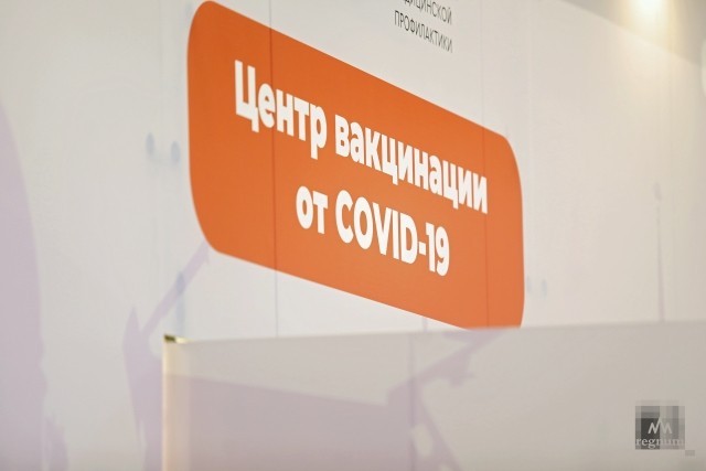Пункт вакцинации от COVID-19 в торговом центре Санкт-Петербурга