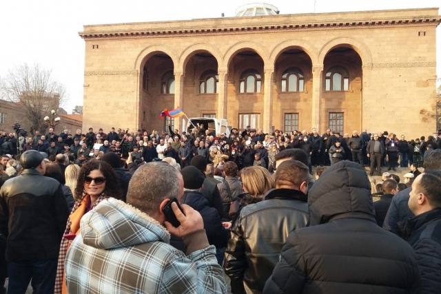 Сцена перед зданием парламента в Ереване