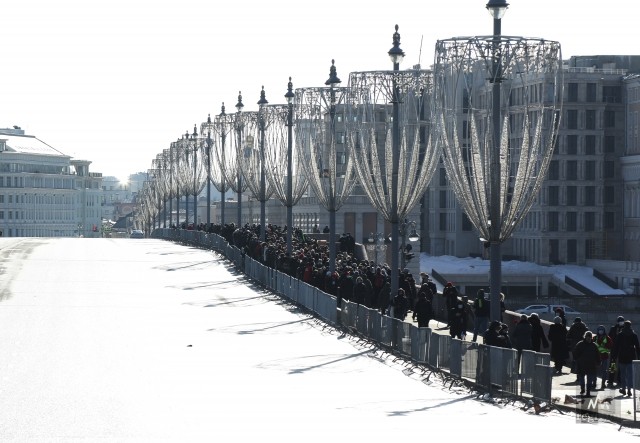 Участники акции памяти Бориса Немцова на Большом Москворецком мосту 