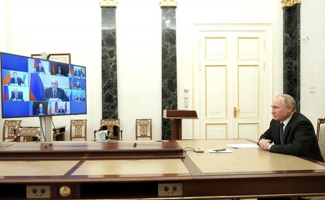 Владимир Путин проводит совещание с постоянными членами Совета Безопасности 