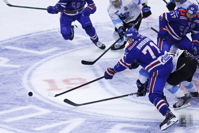 Игрок  СКА  Антон Бурдасов 