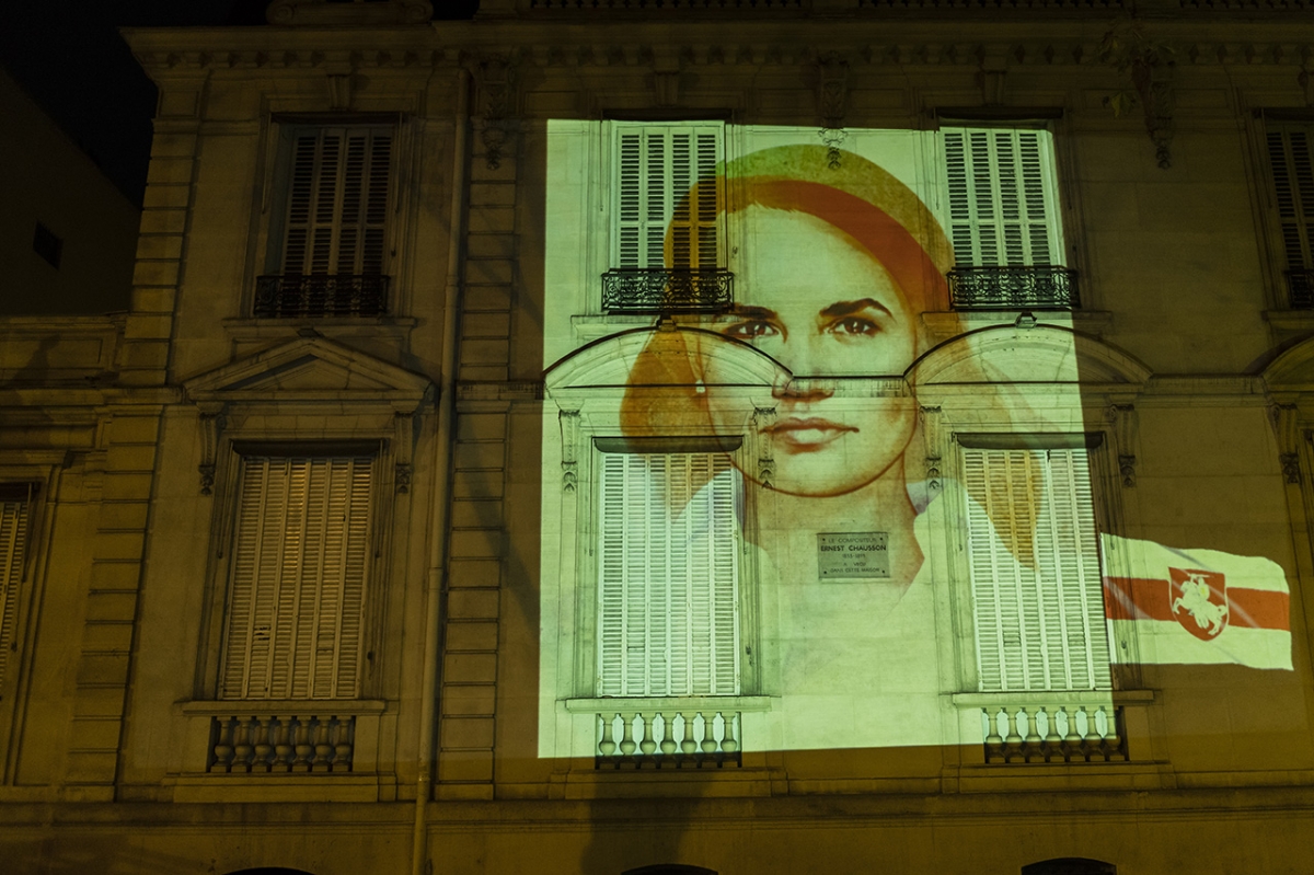 Портрет Светланы Тихановской на фасаде здания посольства Литвы во Франции 