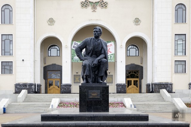 Уфа. Памятник башкирскому поэту Мажиту Гафури 