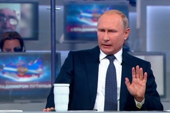Владимир Путин во время прямой линии