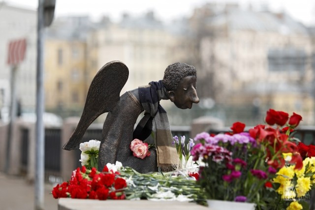 Памятник «Печальный Ангел» на набережной реки Карповка 