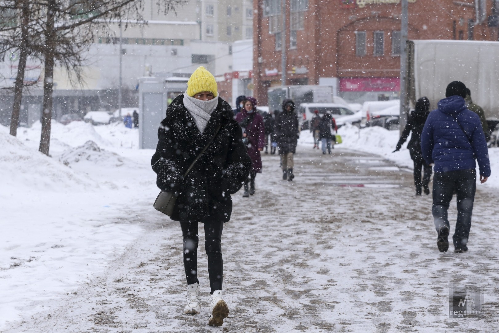 Сегодня на улице сильный мороз. Морозы в Москве. Сильный Мороз в Москве. Прохожие зимой. Аномальные Морозы в Москве.
