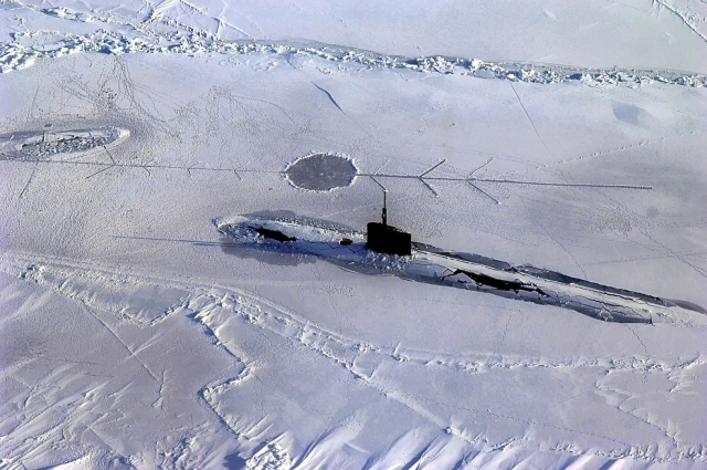 Подводная лодка в Арктике 