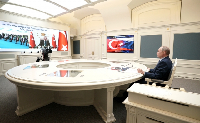 Владимир Путин общается по видеосвязи Реджепом Эрдоганом