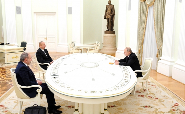 Владимир Путин, Ильхам Аиев и Никол Пашинян во время встречи в Москве 