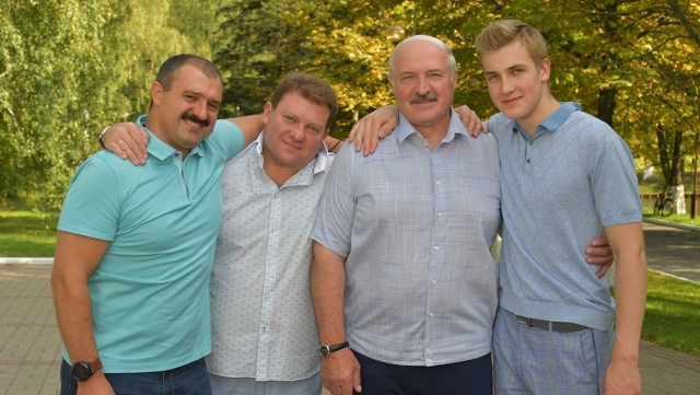 Александр Лукашенко с сыновьями 