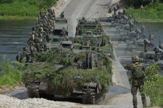 Войска НАТО преодолевают реку на учениях в Литве 