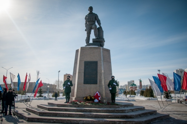Памятник Герою России Александру Прохоренко в Оренбурге
