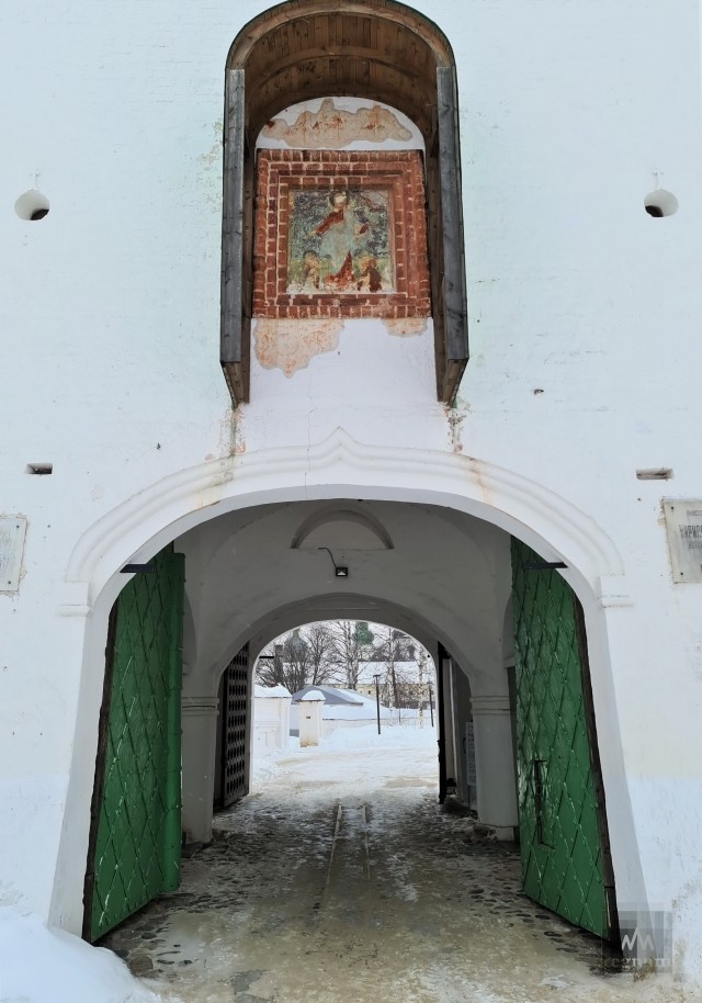Икона Спасителя с преподобными Кириллом Белозерским и Сергием Радонежским над воротами Казанской башни