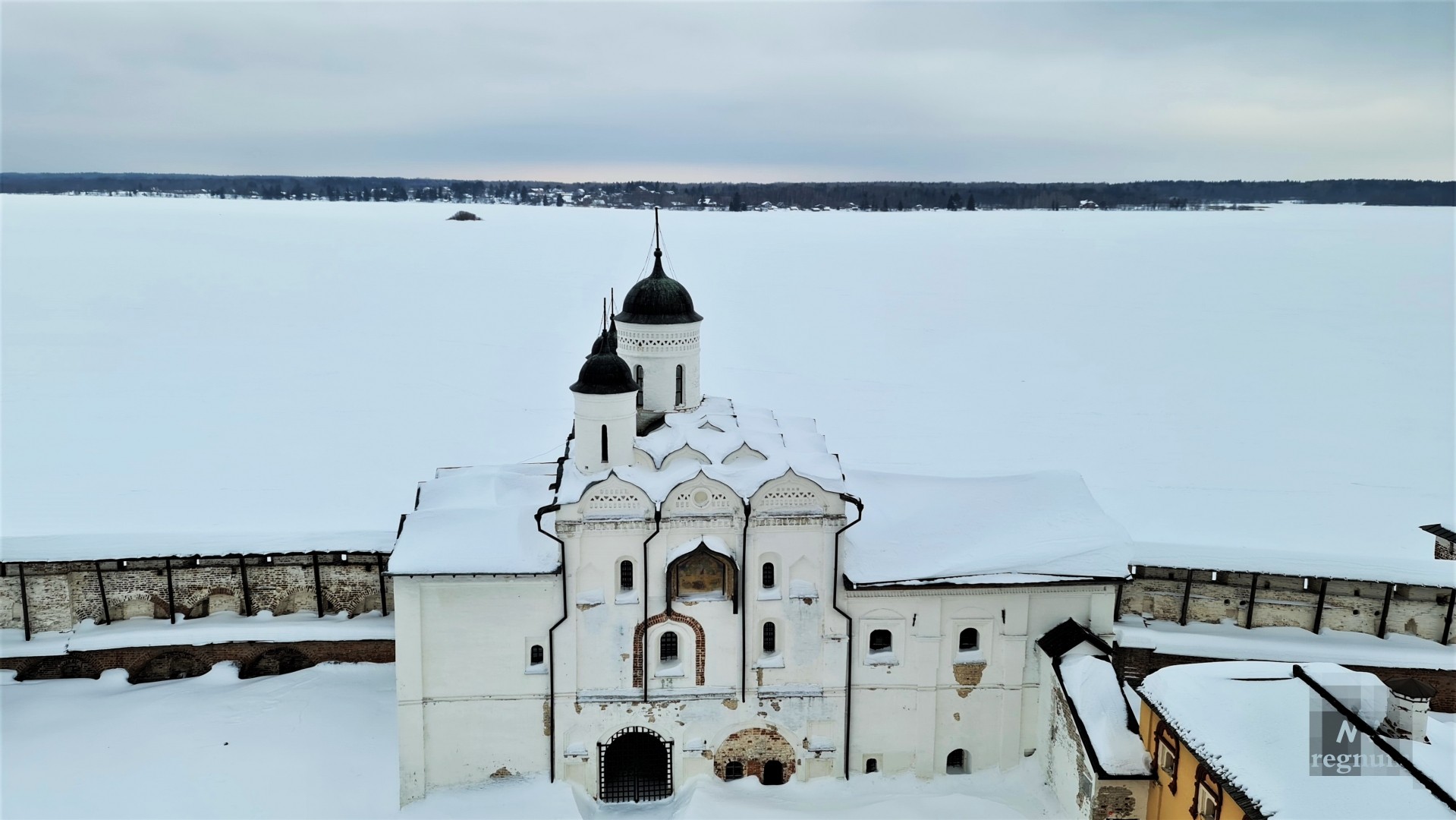 Сиверское озеро, монастырская стена и Рождественская церковь