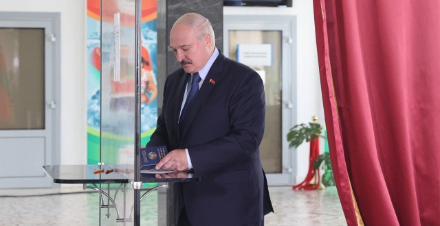 Президент Белоруссии Александр Лукашенко 9 августа  2020 г проголосовал на президентских выборах