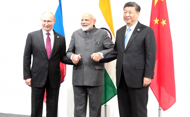 Владимир Путин, Нарендра Моди и Си Цзиньпин перед началом встречи в формате Россия – Индия – Китай. 28−29 июня 2019 года, Осака